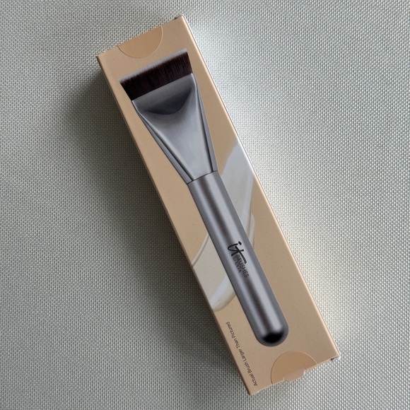 NWT IT Cosmetics Airbrush Spatula Foundation Brush #117 - Picture 2 of 5